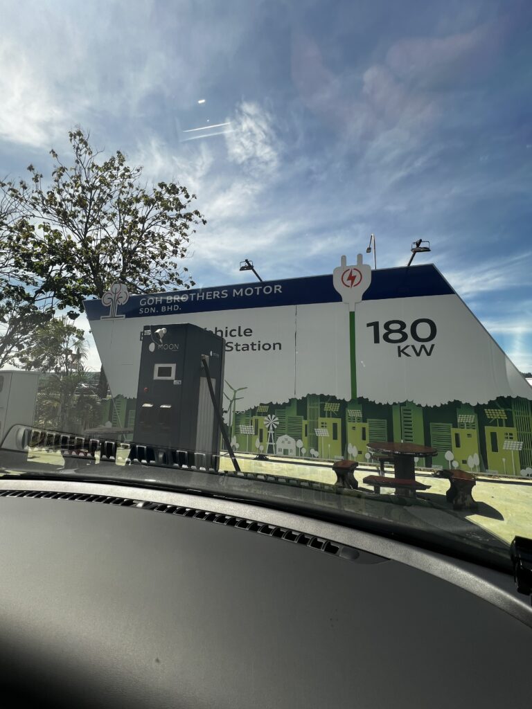 Charger ni offer kelajuan charging selaju 180 kW.